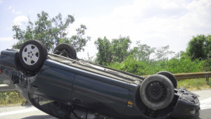 Кола се обърна по таван на магистрала Хемус