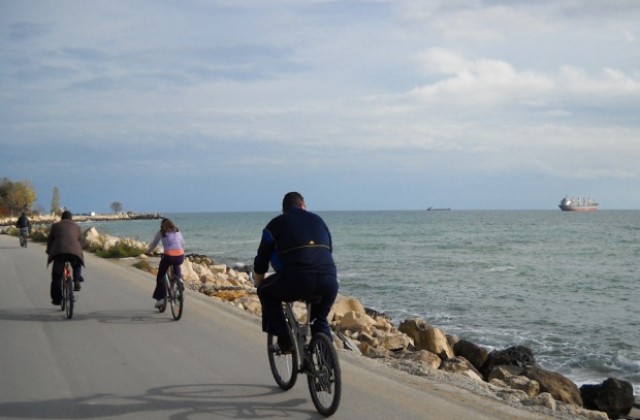 Велосипедист блъсна две деца на крайбрежната алея