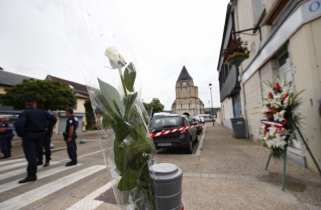 Религиозните водачи във Франция се обединиха след нападението в църквата