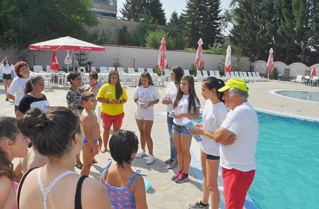 Празник край басейна организира БЧК за деца с увреждания