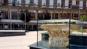 Експонираха римски коринтски капител на площада в Петрич