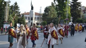 С атрактивно дефиле започна фестивалът Ежедневието на средновековен Търновград