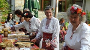 Възрастни жени от Хаджидимово учат младите булки как се месят