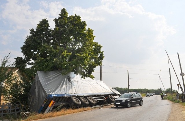 Мантинела, ограда и стълб са съборени при катастрофата с ТИР до жп прелеза край Ясеновец