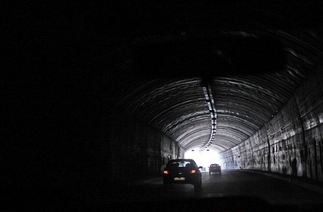Ограничават движението на камиони над 10 тона в тунел Витиня