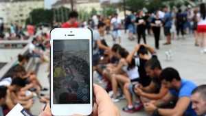 Ловът на покемони в НДК привлече стотици СНИМКИ ВИДЕО