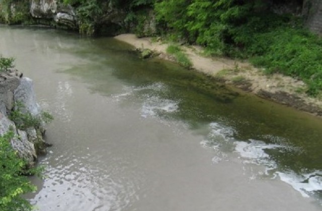 Плуващи фекалии изгониха плажуващите по река Стряма