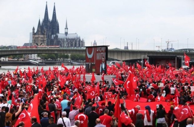 Хиляди излязоха в подкрепа на Ердоган в Германия (СНИМКИ)