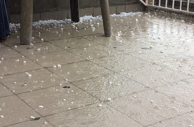 Високи температури в половин България, предупреждават и за градушки