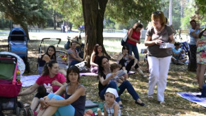 Десетки майки и деца се включиха в пикник за кърмачета