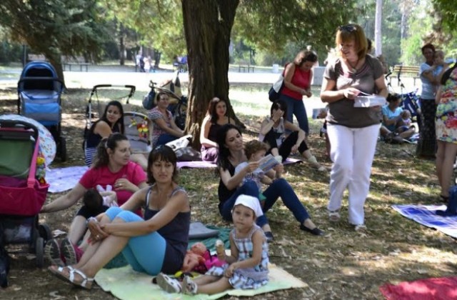 Десетки майки и деца се включиха в пикник за кърмачета във Велико Търново