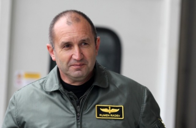 Командирът на ВВС генерал-майор Румен Радев е подал рапорт за напускане