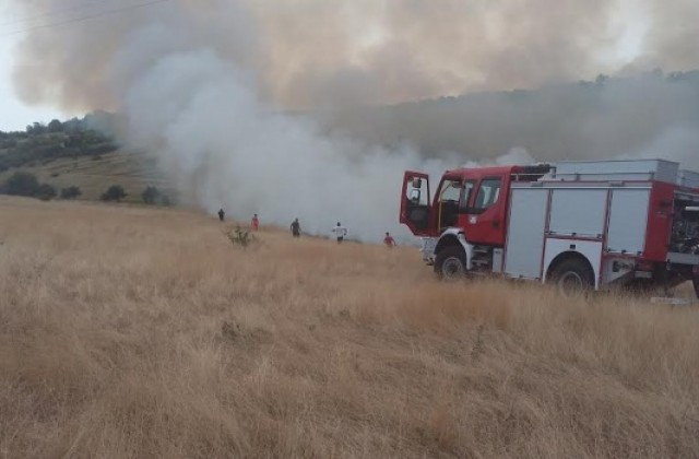 Огнеборци и доброволци гасиха пожар в землището на Беляковец