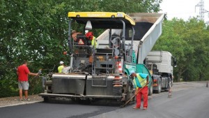 Асфалтират пътя Преселенци Сърнено