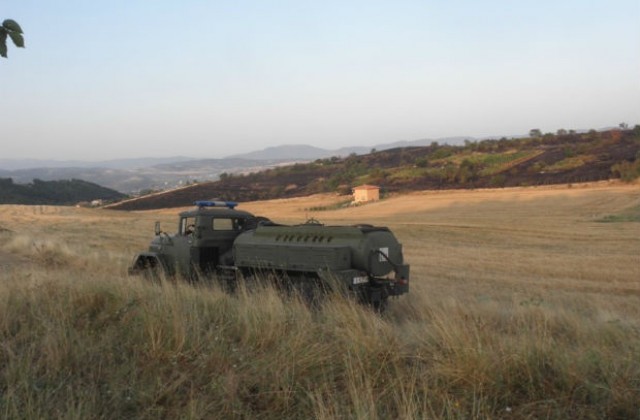 Военнослужещи и хеликоптер гасят пожар край село Црънча