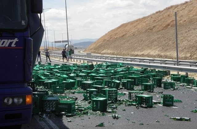 Каси с бира временно затвориха магистрала Струма край Кочериново (СНИМКИ)
