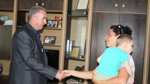 Кмет направи дарение на дете с церебрална парализа