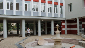 Лятната градина на библиотеката и музея в Димитровград с нов