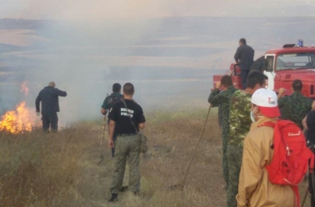 Продължава потушаването на пожара между Лисово и Левка
