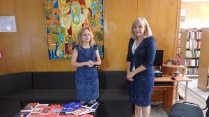 Депутат дари книги за ученици