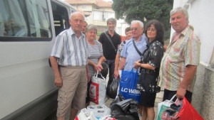 Пенсионери дариха дрехи на домуващите в Батошево