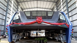 Експерти не харесаха идеята за футуристичния повдигнат автобус