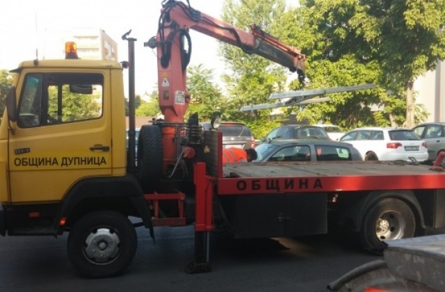 Паякът в Дупница вдигна 52 коли за първите си 5 дни и дисциплинира шофьорите