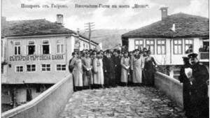 Цар Фердинанд открива гарата в Габрово и се снима на