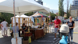 Родители раздават детски дрехи на София диша