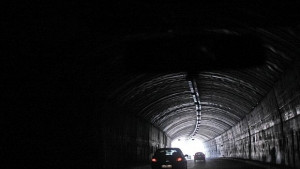 Пътуваме само по една лента през тунела Траянови врата