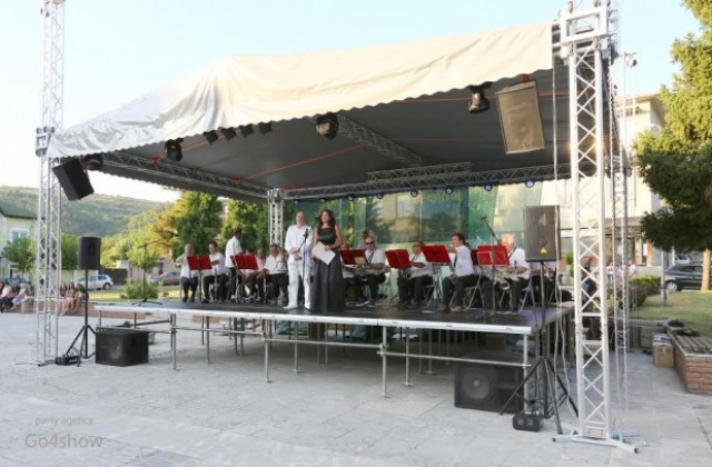 Стотици се веселиха на празника на Дебелец