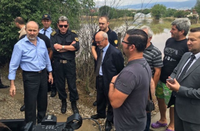 България помага с минерална вода след бедствието в Скопие
