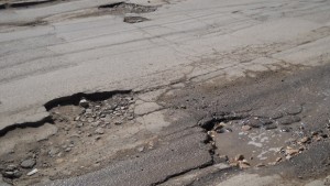 Жалби по обществени поръчки спират работата на общината оплака се