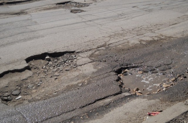 Жалби по обществени поръчки спират работата на общината, оплака се кметът