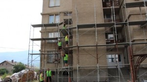 Започнаха дейностите по санирането на жилищна сграда в Банско