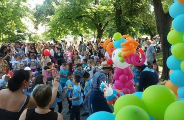 Улична анимация, игри и концерт за децата за празника на Варна