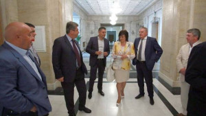 Кирил Добрев Няма дори на милиметър да се отклоним от