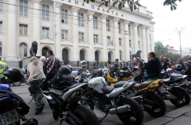 Мотористи протестират пред съдилища в страната
