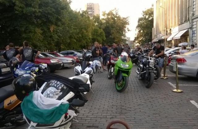Мотористи от три клуба протестираха пред Съда
