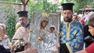 Стотици посрещнаха иконата Златна ябълка в Хасково