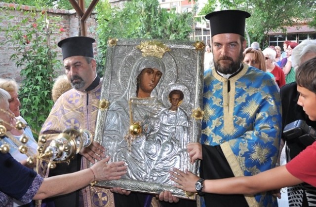 Стотици посрещнаха иконата Златна ябълка в Хасково