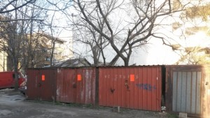 Собственици на незаконни гаражи започнаха да ги премахват