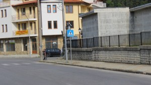 Поставят пътни знаци със слънчеви батерии на пешеходни пътеки в