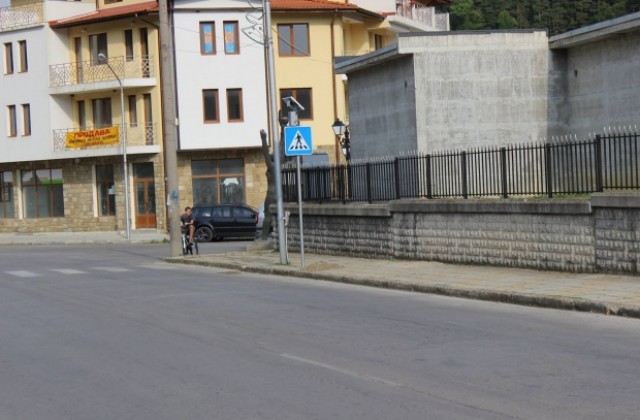Поставят пътни знаци със слънчеви батерии на пешеходни пътеки в Трявна