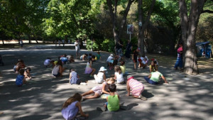 Деца рисуваха слънца в Морската градина