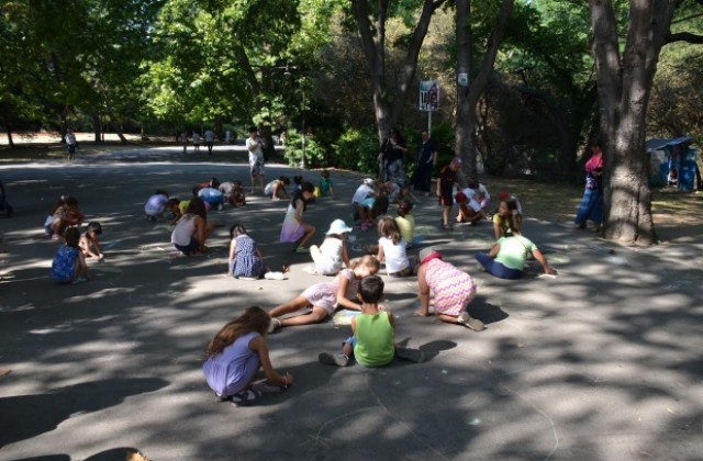 Деца рисуваха слънца в Морската градина