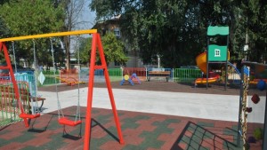 Нова модерна детска площадка в кв Тракцията