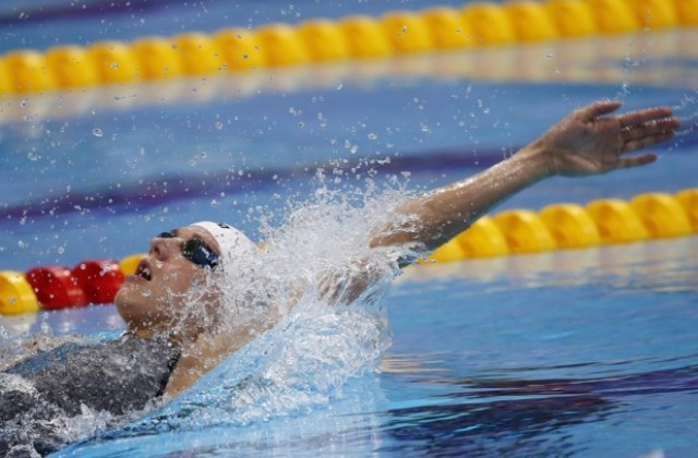 Защо плувци на Олимпиадата носят по две шапки на главата си?