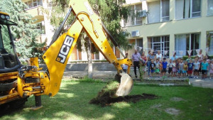 Изграждат две нови детски площадки в Северен