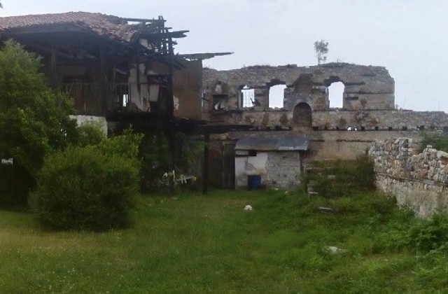 Ремонтират опожарения Мулдавски манастир
